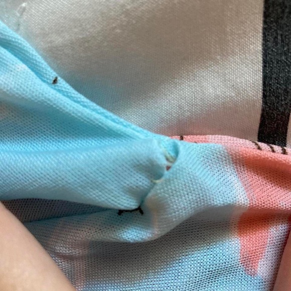 sheer medium sized top with graphic design - Picture 4 of 4